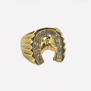Photo d'une bague gitan homme dorée en forme de fer à cheval sur un fond gris