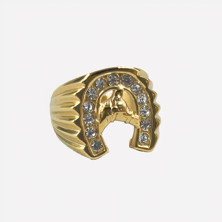 Photo d'une bague gitan homme dorée en forme de fer à cheval sur un fond gris