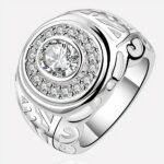 Bague art déco en argent sur fond blanc.