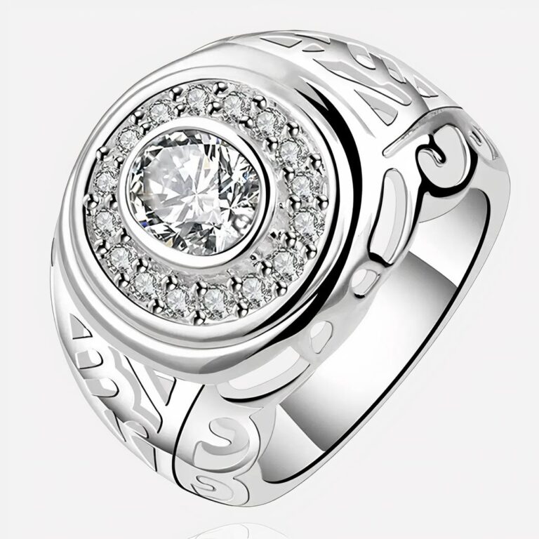 Bague art déco en argent sur fond blanc.