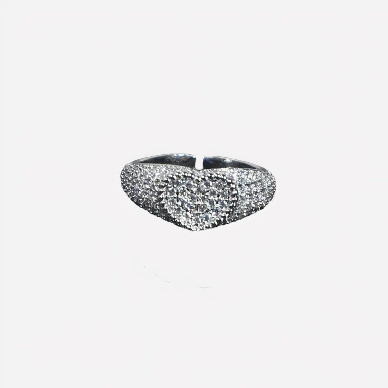 Bague auriculaire femme forme coeur ouverte Photo d'une bague pour auriculaire femme ouverte recouverte de zirconiums sur un fond noir