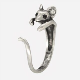 Photo d'une bague ouverte pour auriculaire de femme petite souris de couleur argentée sur fond blanc