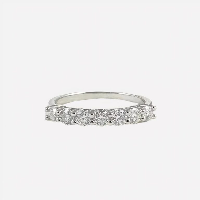 Bague de promesse en argent et rangee de moissanites