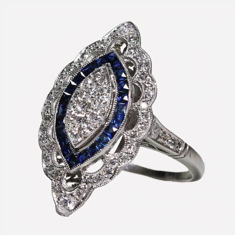 Bague art déco ovale sur fond gris.