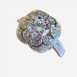 Bague argentée sur fond beige.