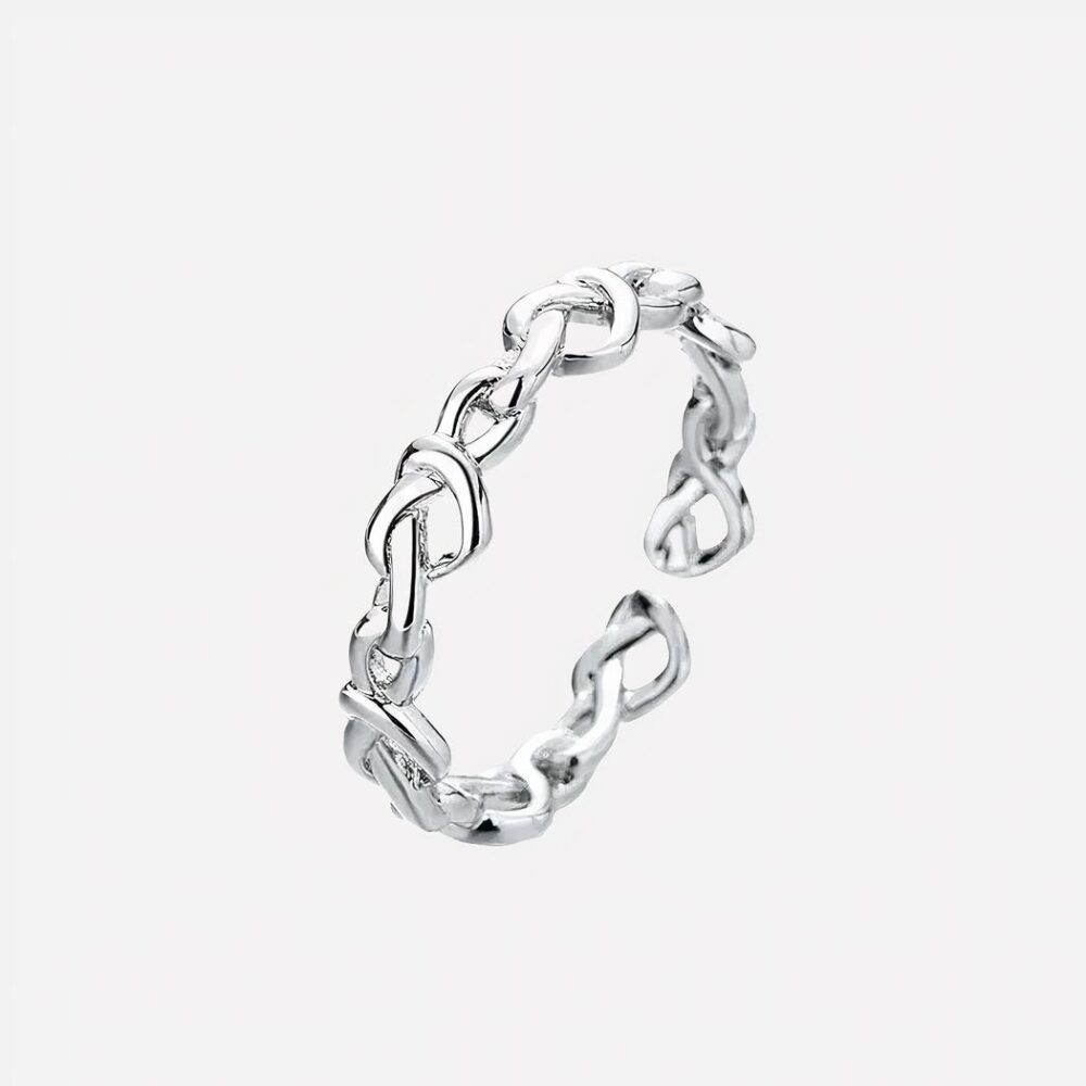Bague argentée avec des cœurs enlacés sur fond blanc.