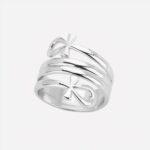 Bague argentée sur fond blanc.