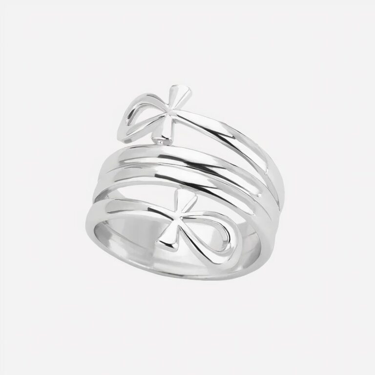 Bague argentée sur fond blanc.