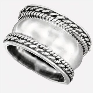 Bague argentée large sur fond blanc.