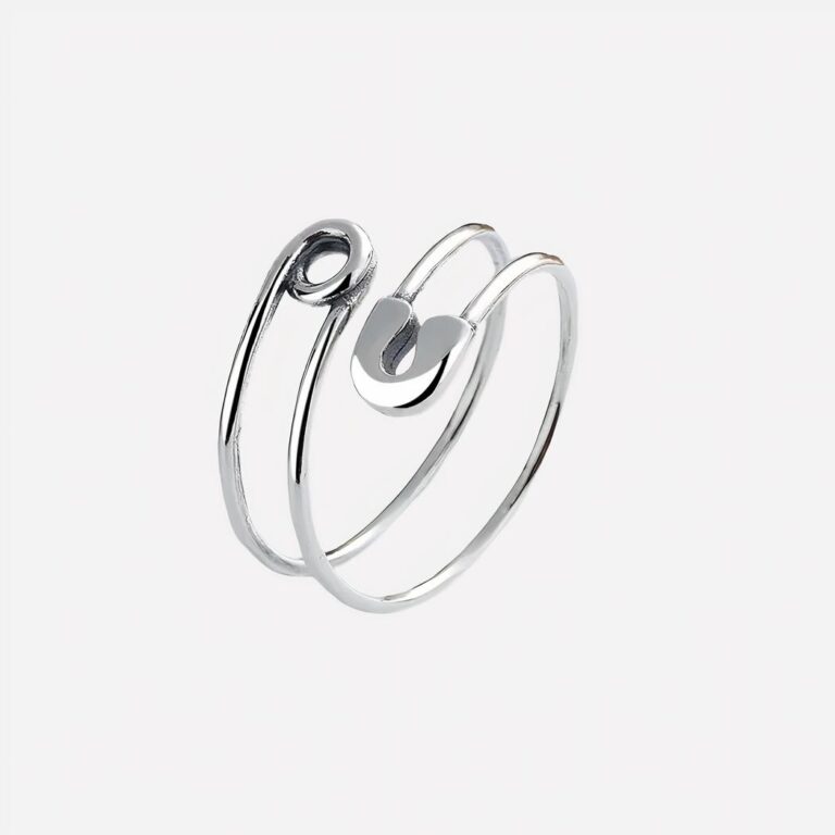 Bague en forme de trombone sur fond gris.