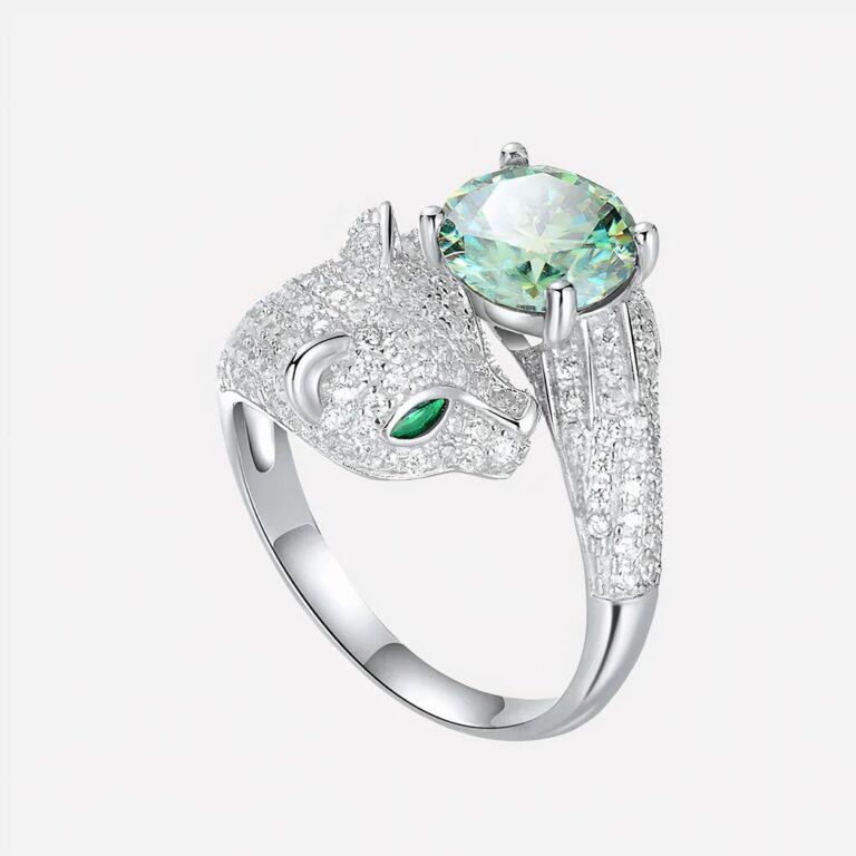 Photo d'une bague femme index tête de léopard en argent et pierre de moissanite verte sur fond blanc
