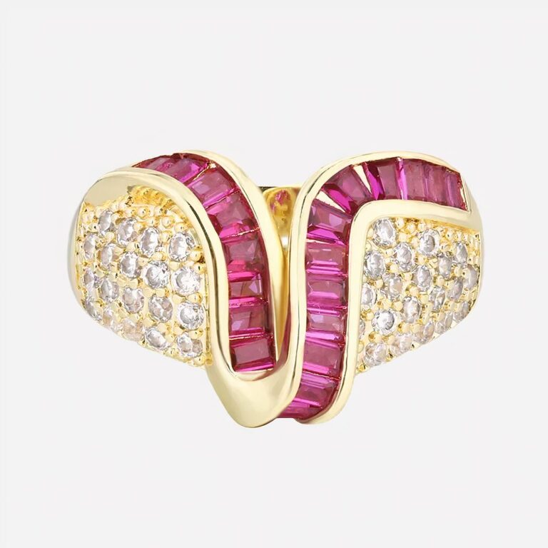 Bague index femme ajustable zircone et cristal Photo d'une bague index pour femme ajustable et ornée de cristal rose et de zircone, sur fond blanc