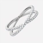 Photo d'une bague pour auriculaire femme anneau en X en argent et moissanite sur un fond beige