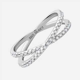 Photo d'une bague pour auriculaire femme anneau en X en argent et moissanite sur un fond beige