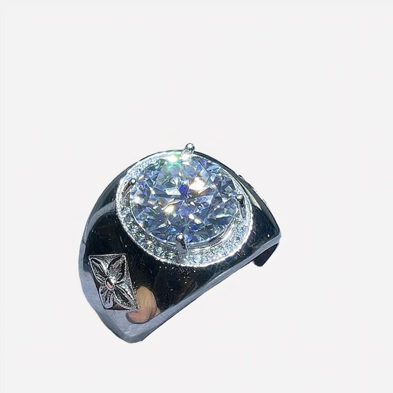Photo d'une grosse bague pour homme style chevalière en argent ornée d'une grosse moissanite sur un présentoir bleu