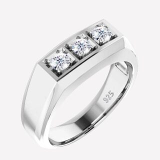 Photo d'une bague tendance pour homme en argent sterling ornée de trois pierres de moissanite, sur un fond blanc