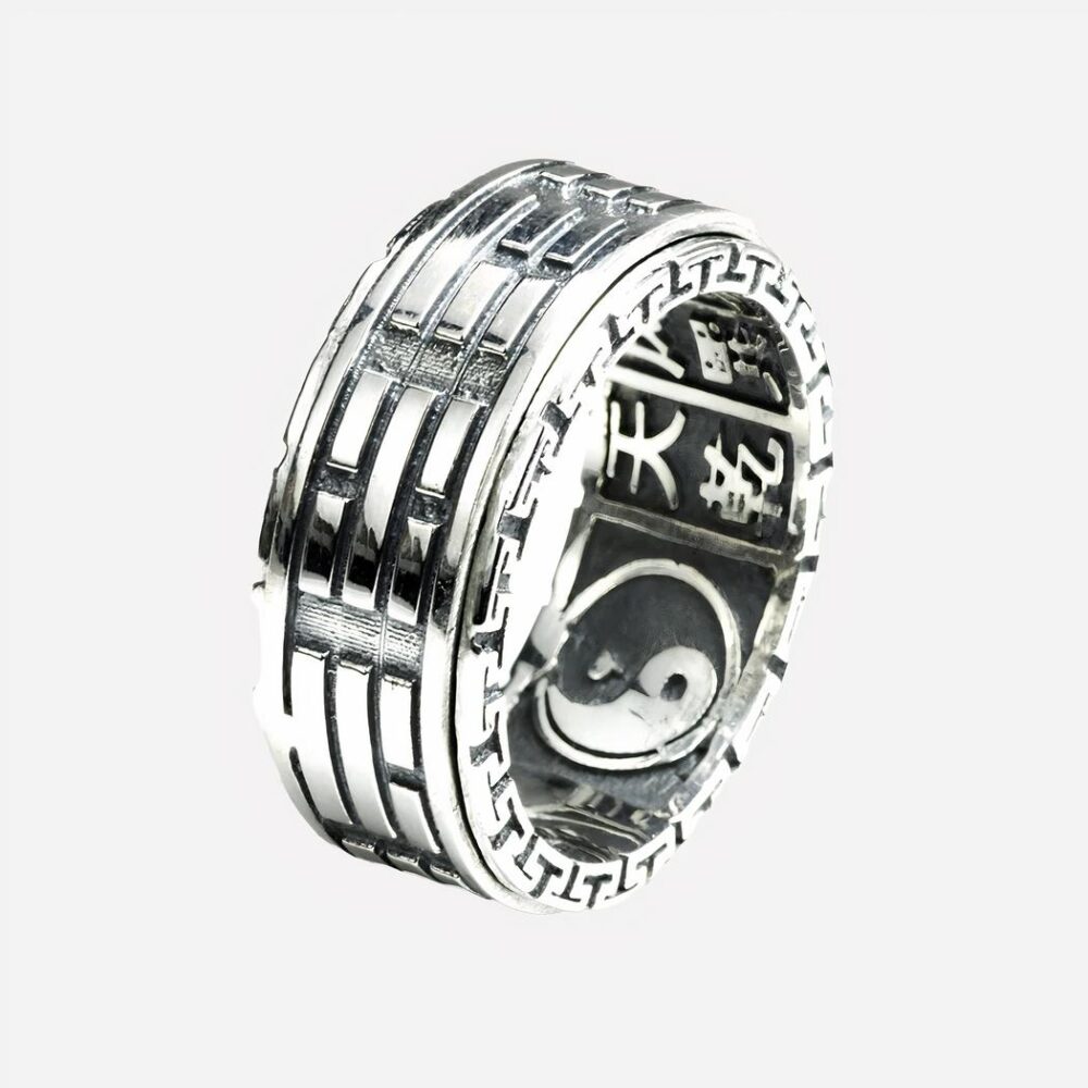 8386-vwmpuj.jpg Bague gravée argentée sur fond blanc.