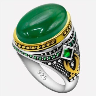 Bague verte et argentée sur fond blanc.
