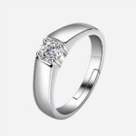 Photo d'une bague en acier rhodié et moissanite ajustable sur fond blanc