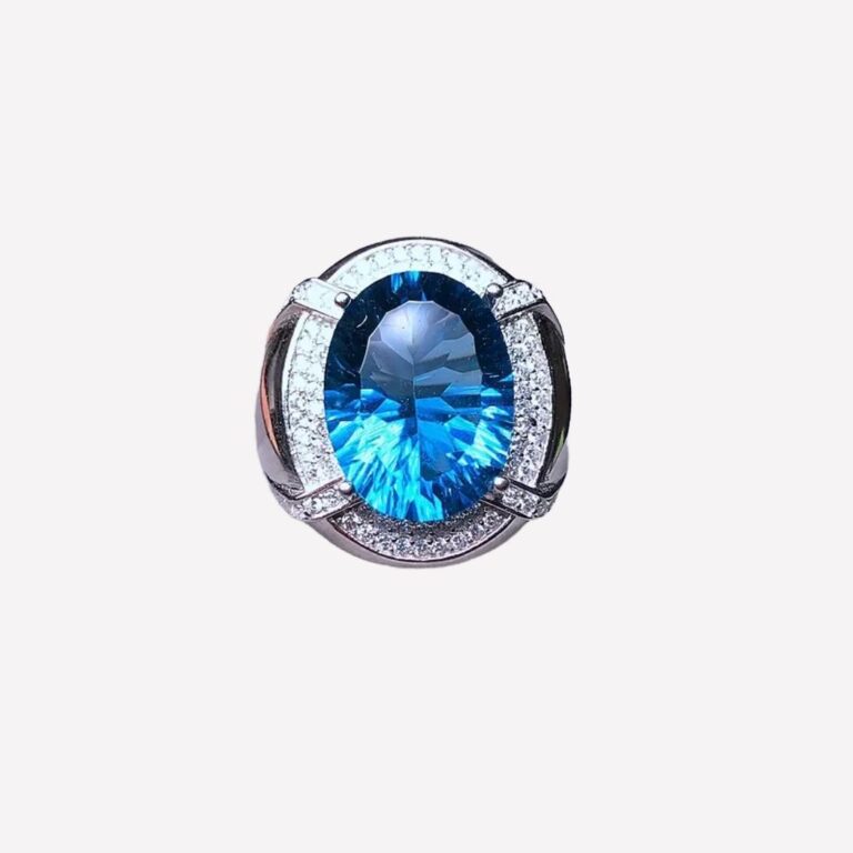 Bague homme réglable en argent, zirconiums et topaze synthétique bleue Photo d'une bague pour homme réglable en argent, zirconiums et topaze bleue synthétique dans un écrin gris aux contours bleu foncé
