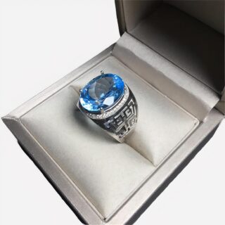 Photo d'une bague pour homme réglable en argent sterling 925 ajouré et topaze véritable dans un écrin blanc sur un fond gris foncé