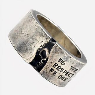 Bague argentée sur fond blanc avec des gravures.