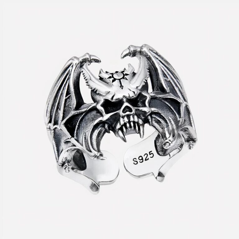 Bague gothique ajustable en argent pour homme Bague tête de mort sur fond blanc.