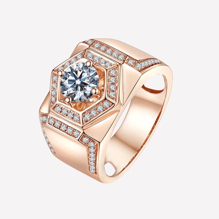 Bague large homme petit doigt argent sterling zirconiums et moissanite 1 carat Photo d'une bague large homme petit doigt en argent plaqué rose avec zirconiums et grosse moissanite sur fond blanc