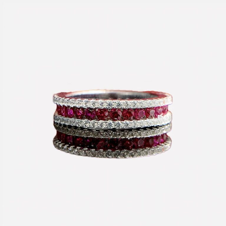 Bague rouge et argentée sur fond rouge.