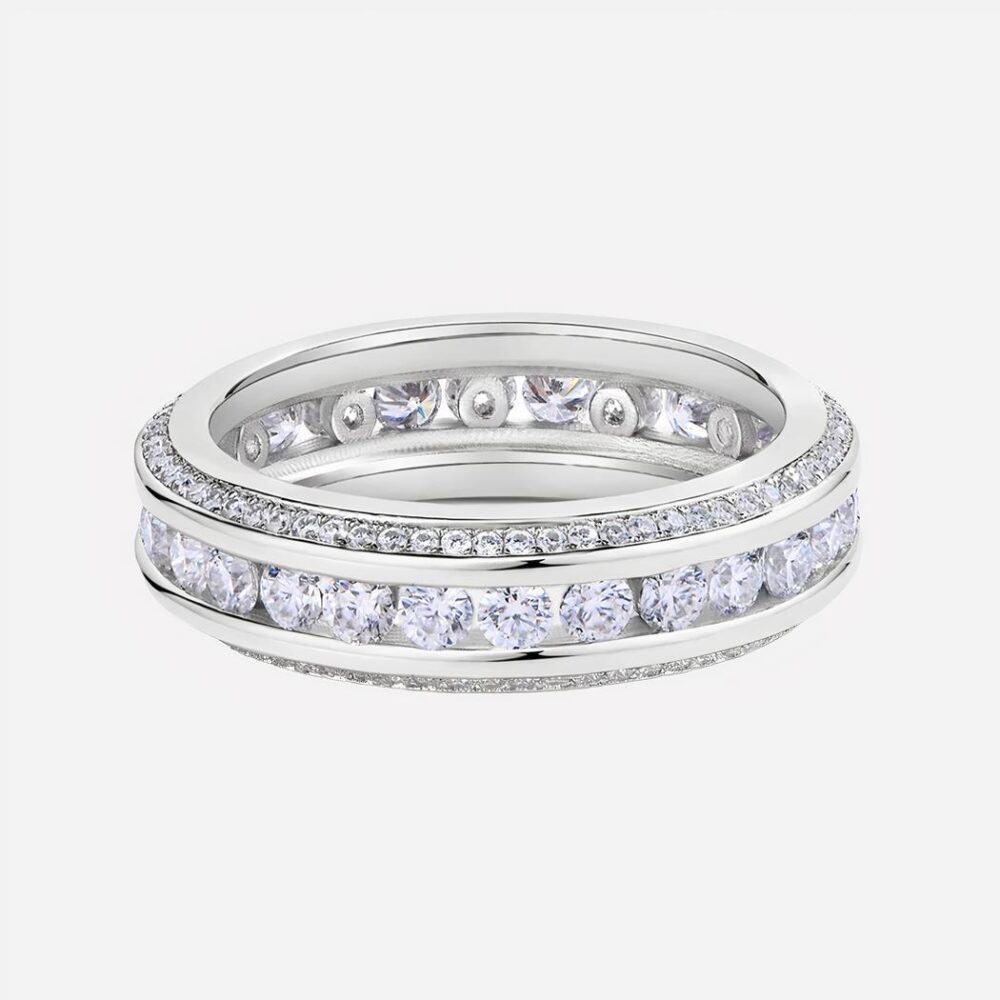 Bague de pacs argentée sur fond blanc.