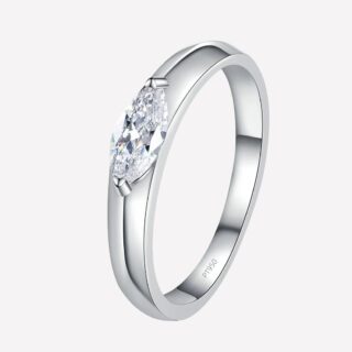Bague fine argentée sur fond blanc.