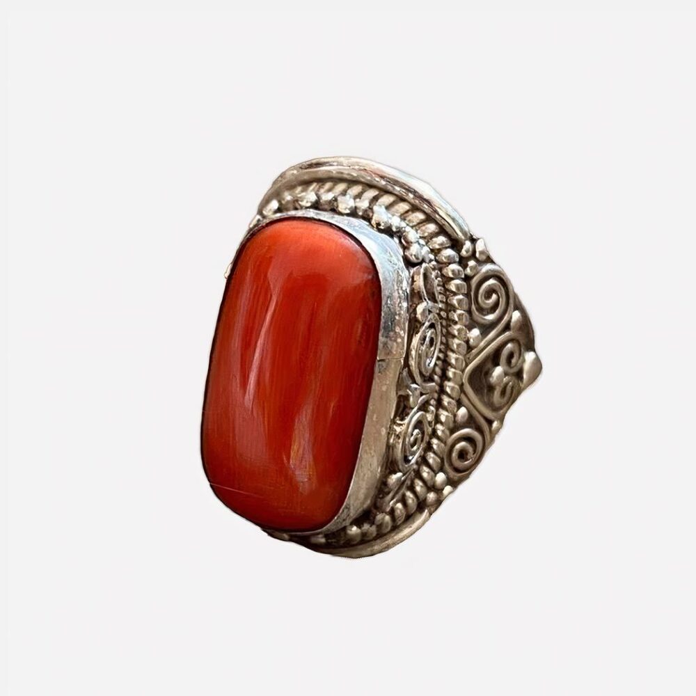 Bague vintage femme ovale avec une pierre rouge