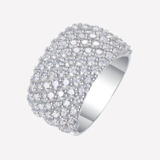 Anneau bague argenté sur fond blanc.