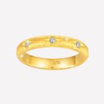 Anneau bague doré sur fond blanc.