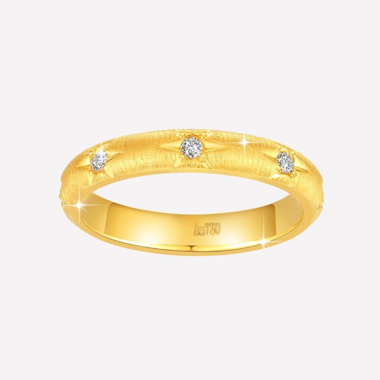 Anneau bague plaqué or pur pour femme Anneau bague doré sur fond blanc.