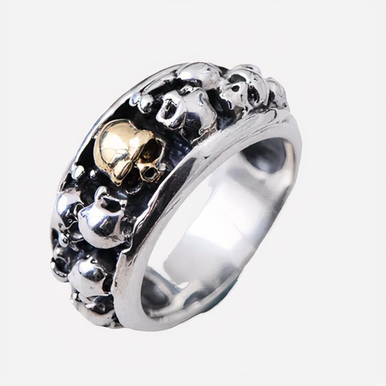 Photo d'une bague tête de mort pour homme en argent sterling sur un fond gris
