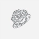 Bague représentant une fleur sur fond blanc.