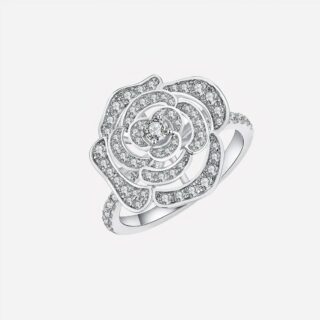 Bague représentant une fleur sur fond blanc.