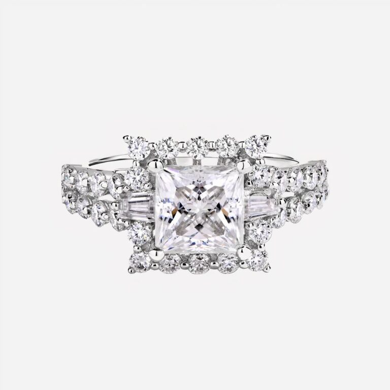 Bague argentée sur fond blanc.