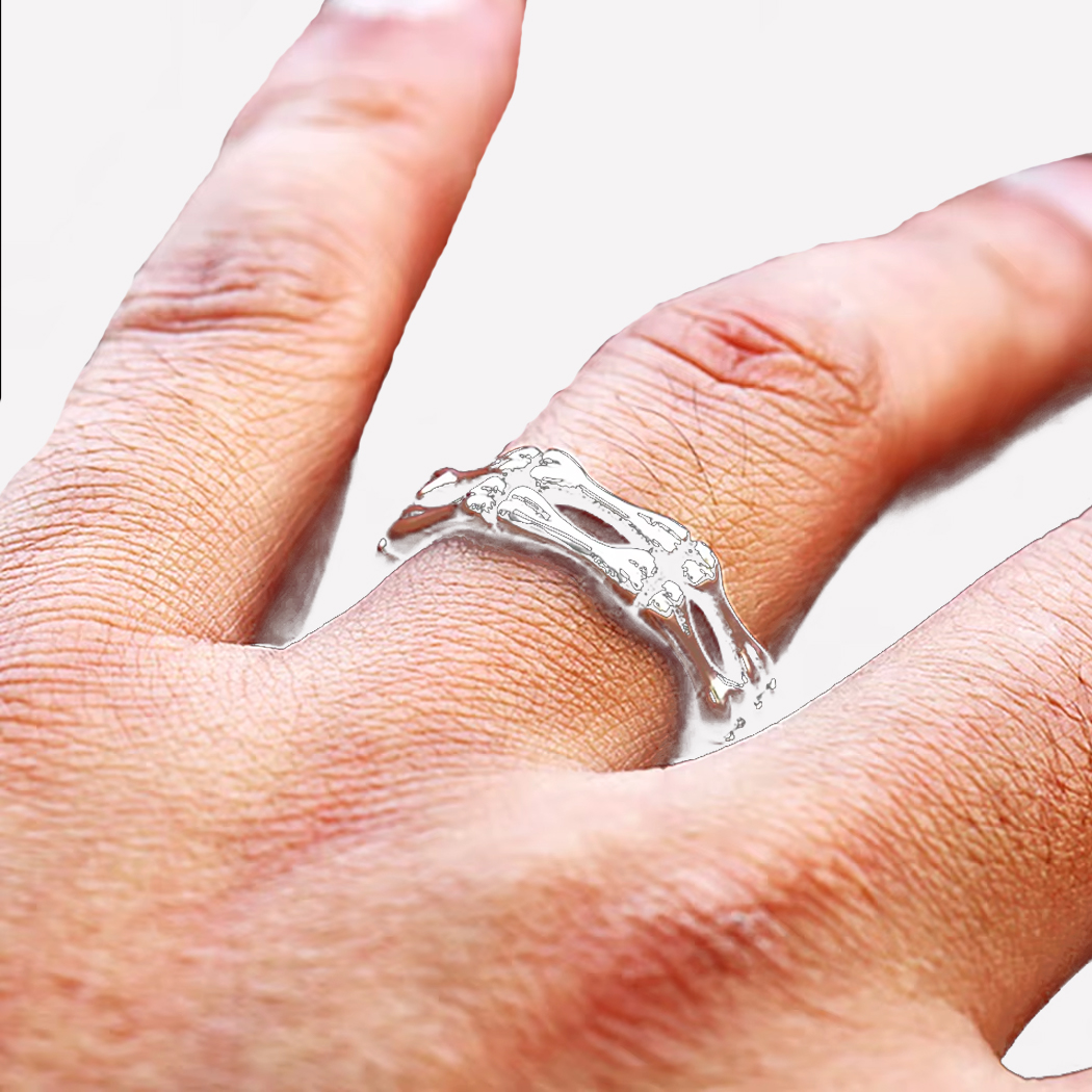 Bague squelette os argentée sur un doigt