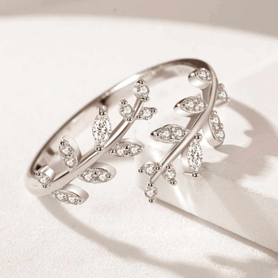 Bague réglable argentée feuilles délicates