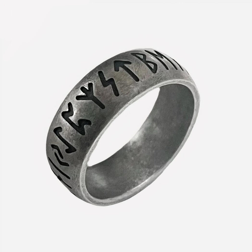 IMG_bague_rune Photo d'une bague viking pour homme en argent sterling 925 au look vieilli avec runes gravées sur le tour de l'anneau, sur un fond blanc