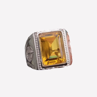 bague carrée avec une pierre ambrée