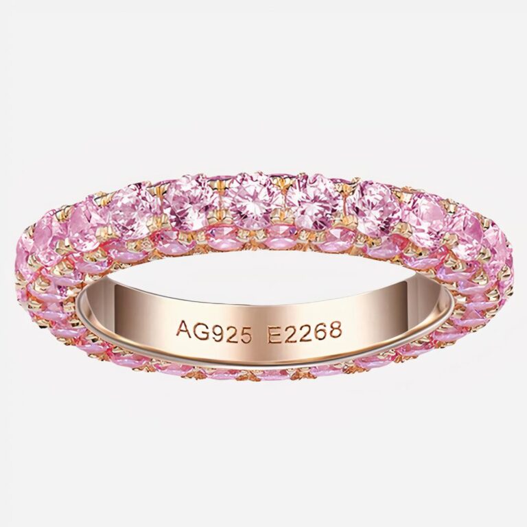 Bague rose sur fond blanc.