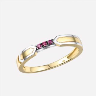 Bague dorée sur fond blanc.