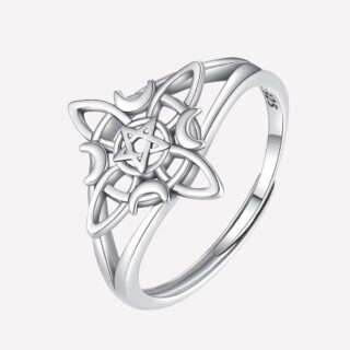Bague argentée avec noeud celtique sur fond blanc.