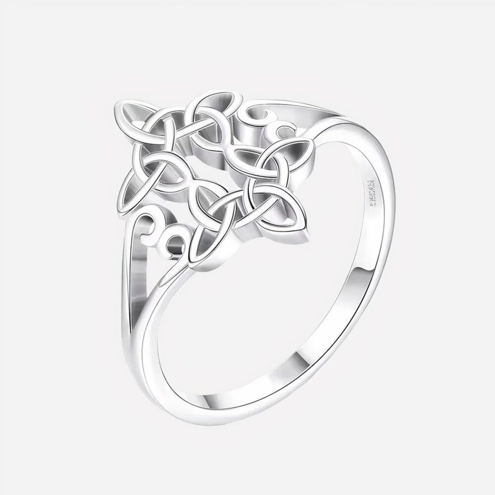 Bague argentée avec nœud celtique sur fond blanc.