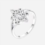 Bague argentée avec nœud celtique sur fond blanc.