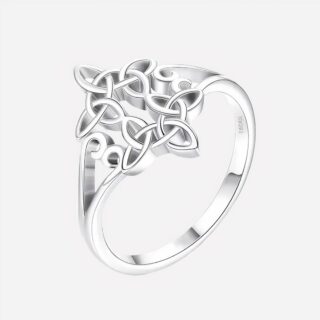 Bague argentée avec nœud celtique sur fond blanc.