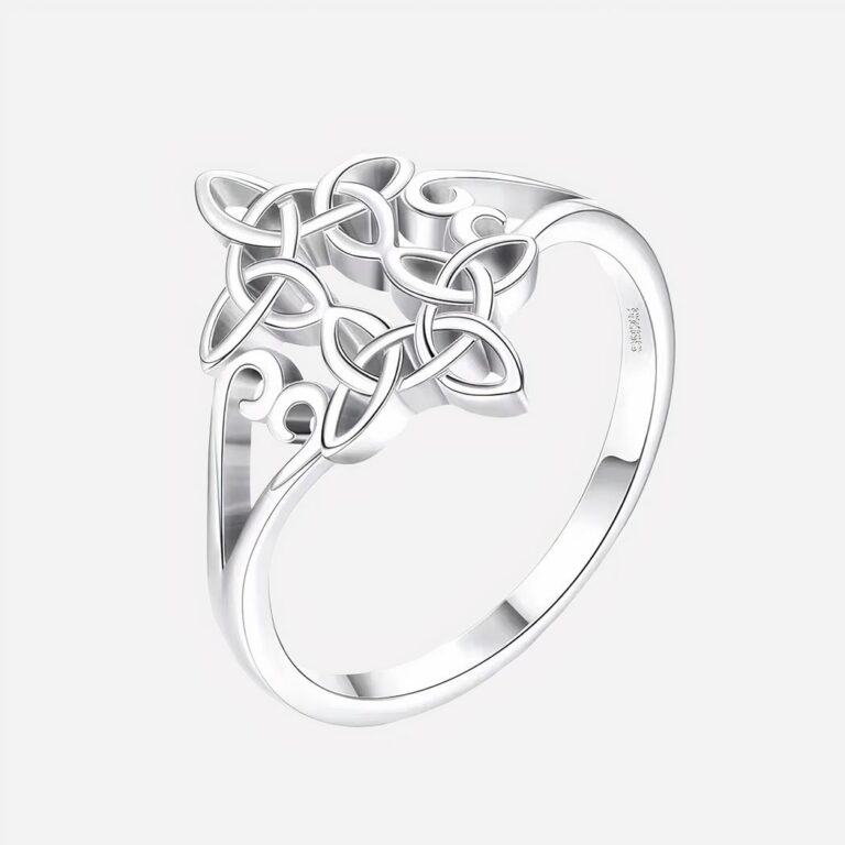 Bague argentée avec nœud celtique sur fond blanc.